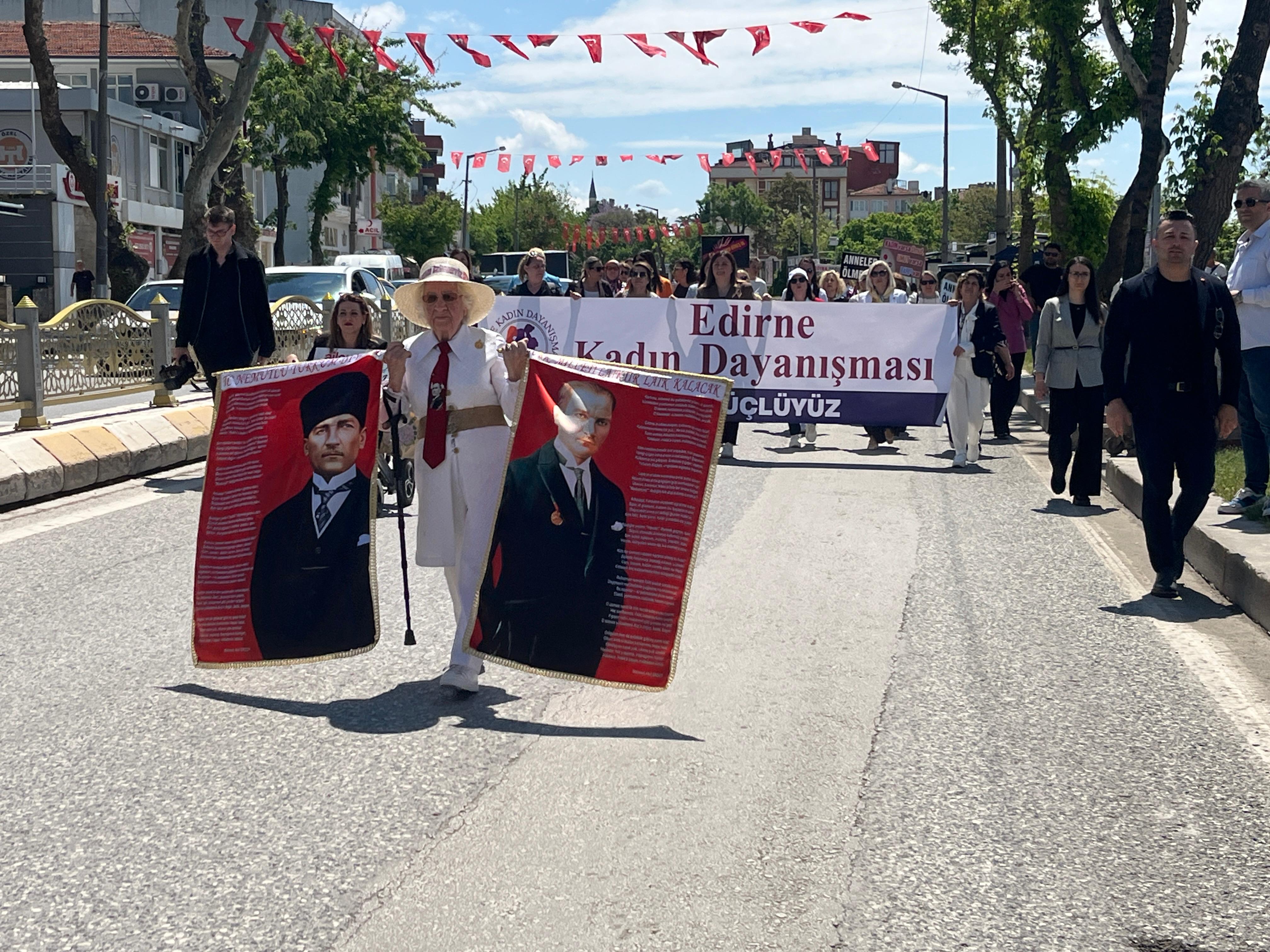 Edirne’de Anneler Günü, Edirne Kadın Dayanışması ve Edirne Belediyesi’nin iş birliğiyle düzenlenen duygu dolu bir programla kutlandı. Kentin kadınları, ulu önder Mustafa Kemal Atatürk’ün annesi Zübeyde Hanım’ın büstü önünde bir araya gelerek dayanışma mesajları verdi.
